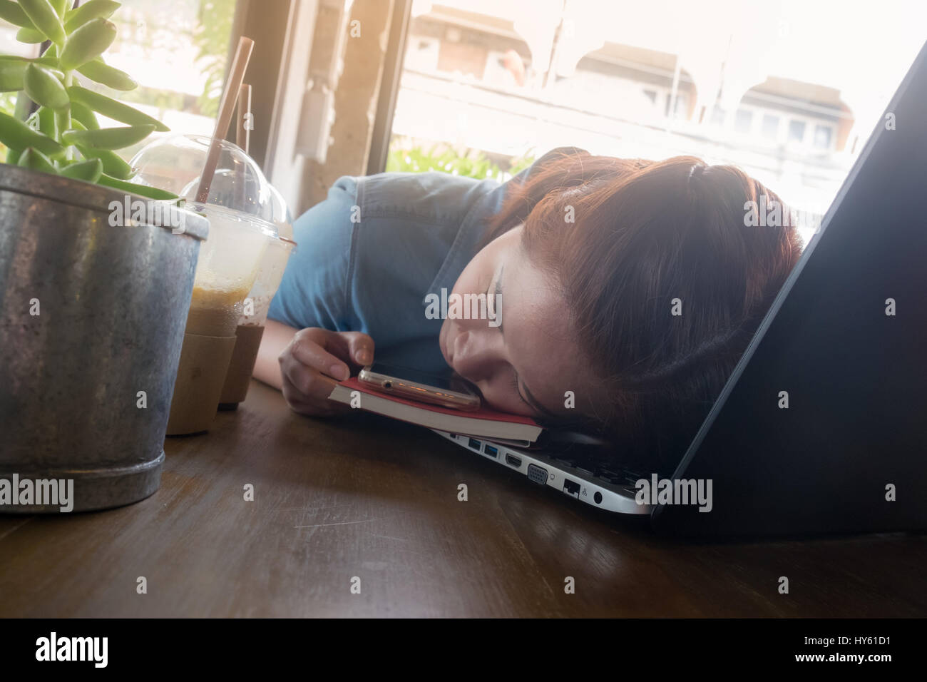 Junge Hipster Frau schläft während der Arbeit mit Laptop im Café arbeiten. Arbeiter auf anstrengenden Tag erschöpft. Freier Wirtschaftsjournalist Aktivität Konz Stockfoto