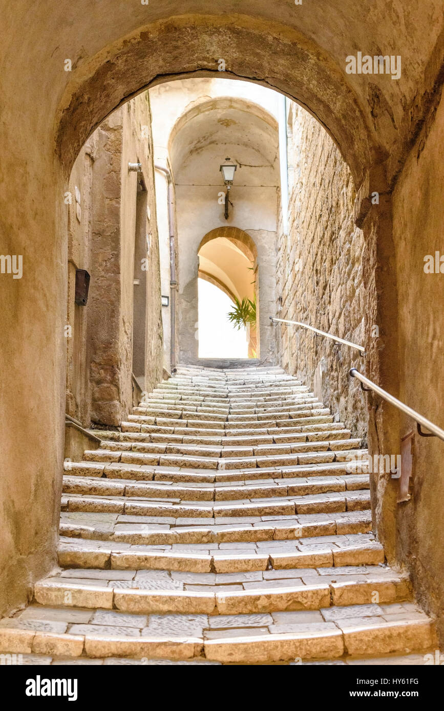 alte Stein Schritte und Bogen in dem mittelalterlichen Dorf, Pitigliano, Toskana, Italien Stockfoto
