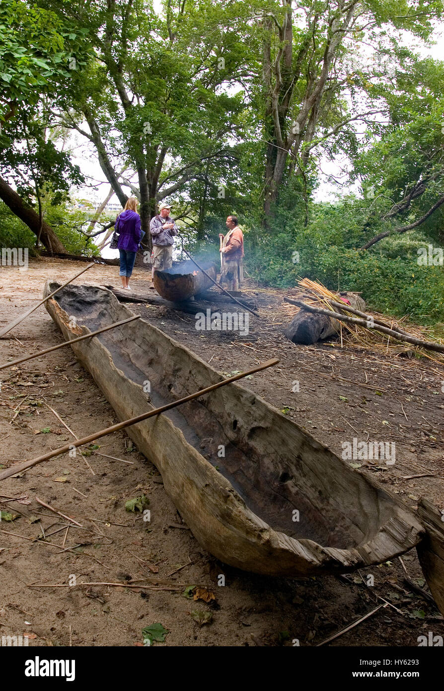 Demonstration der Kunst der Kanuherstellung im indianischen Lager in Plimoth Plantation Plymouth, Massachusetts heute bekannt als Plimoth Pataxet Stockfoto