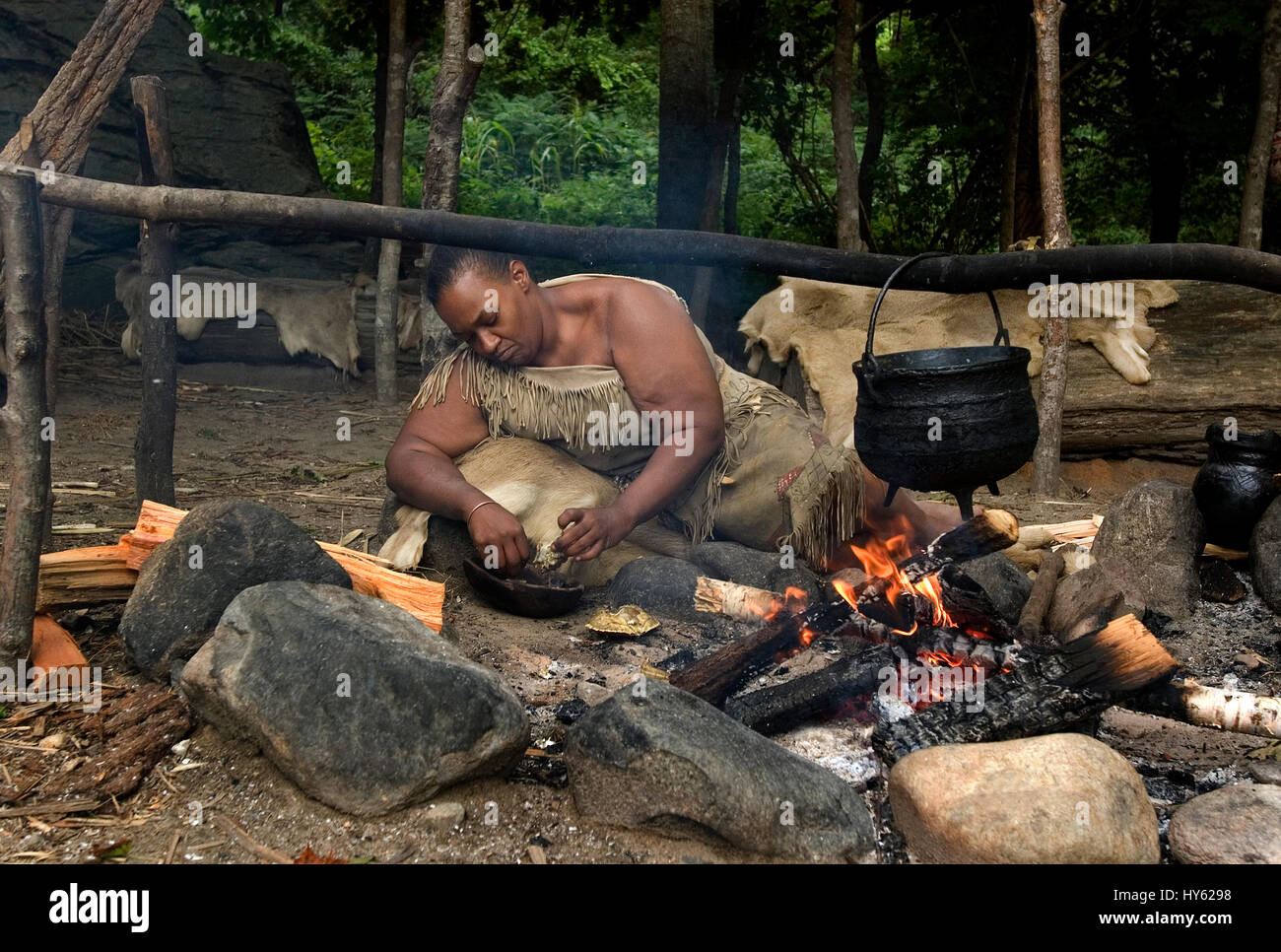 Zubereitung von Speisen im Lager der Ureinwohner Amerikas in Plimoth Plantation, Plymouth, Massachusetts heute bekannt als Plimoth Pataxet Stockfoto