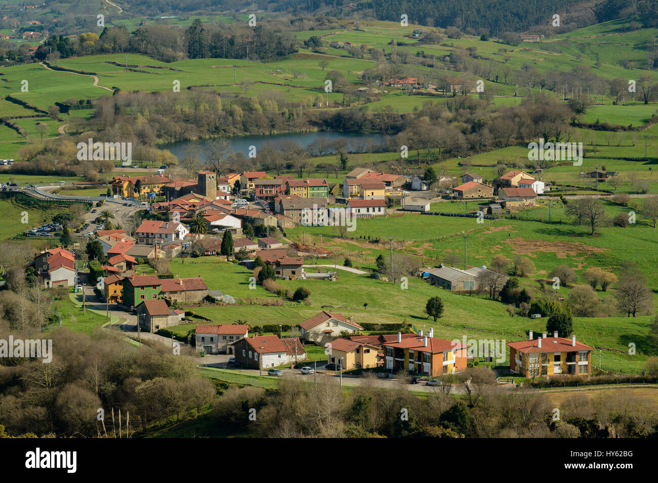 Luftaufnahme von dem Dorf Cabarceno gesehen aus dem Naturpark, Kantabrien, Spanien Stockfoto