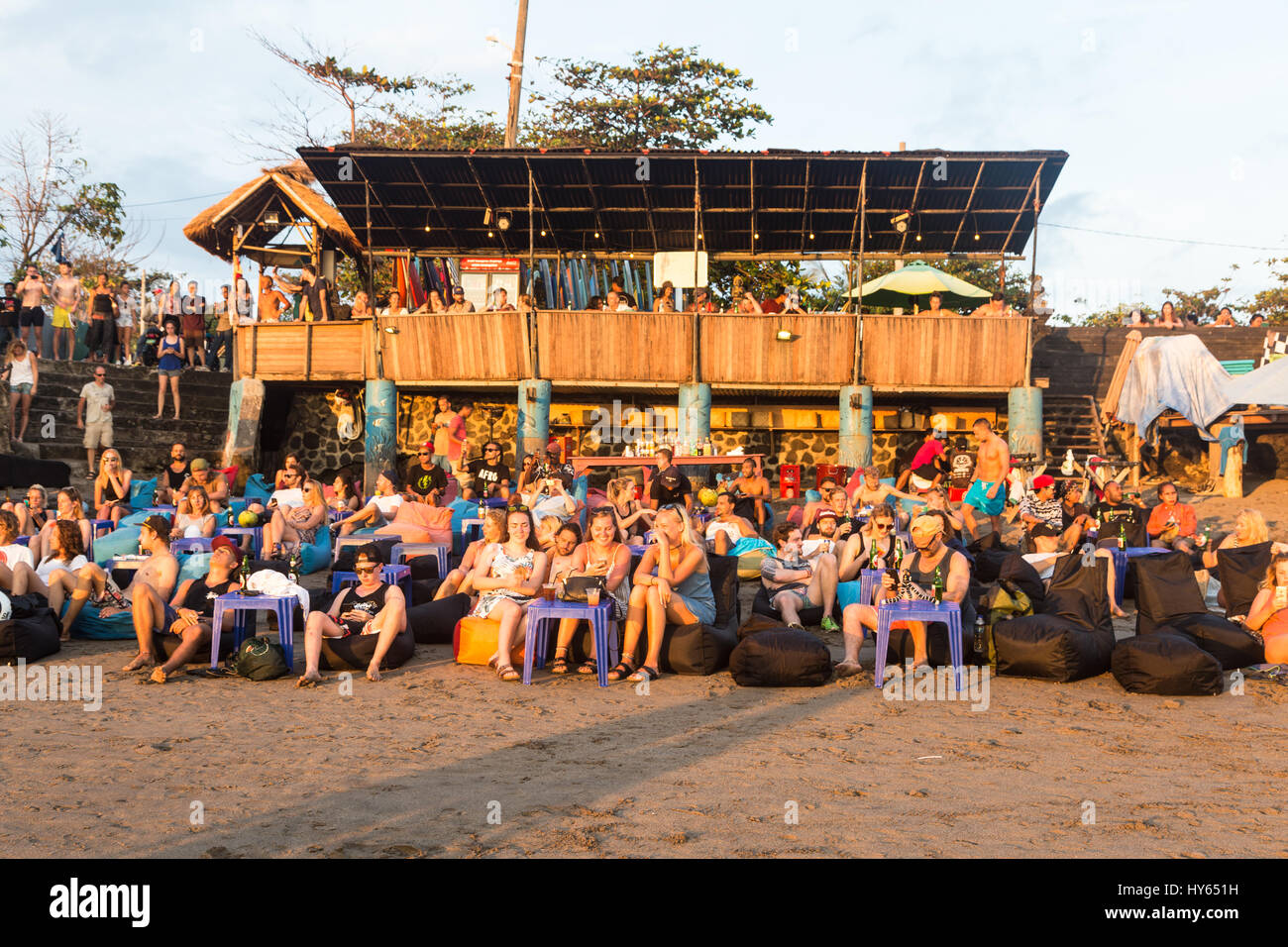 BALI, Indonesien - 18. Februar 2017: Eine Menge von Touristen und Rucksacktouristen genießen Sie den Sonnenuntergang in einer Strandbar in Canggu Beach, nördlich von Kuta und Semin Stockfoto