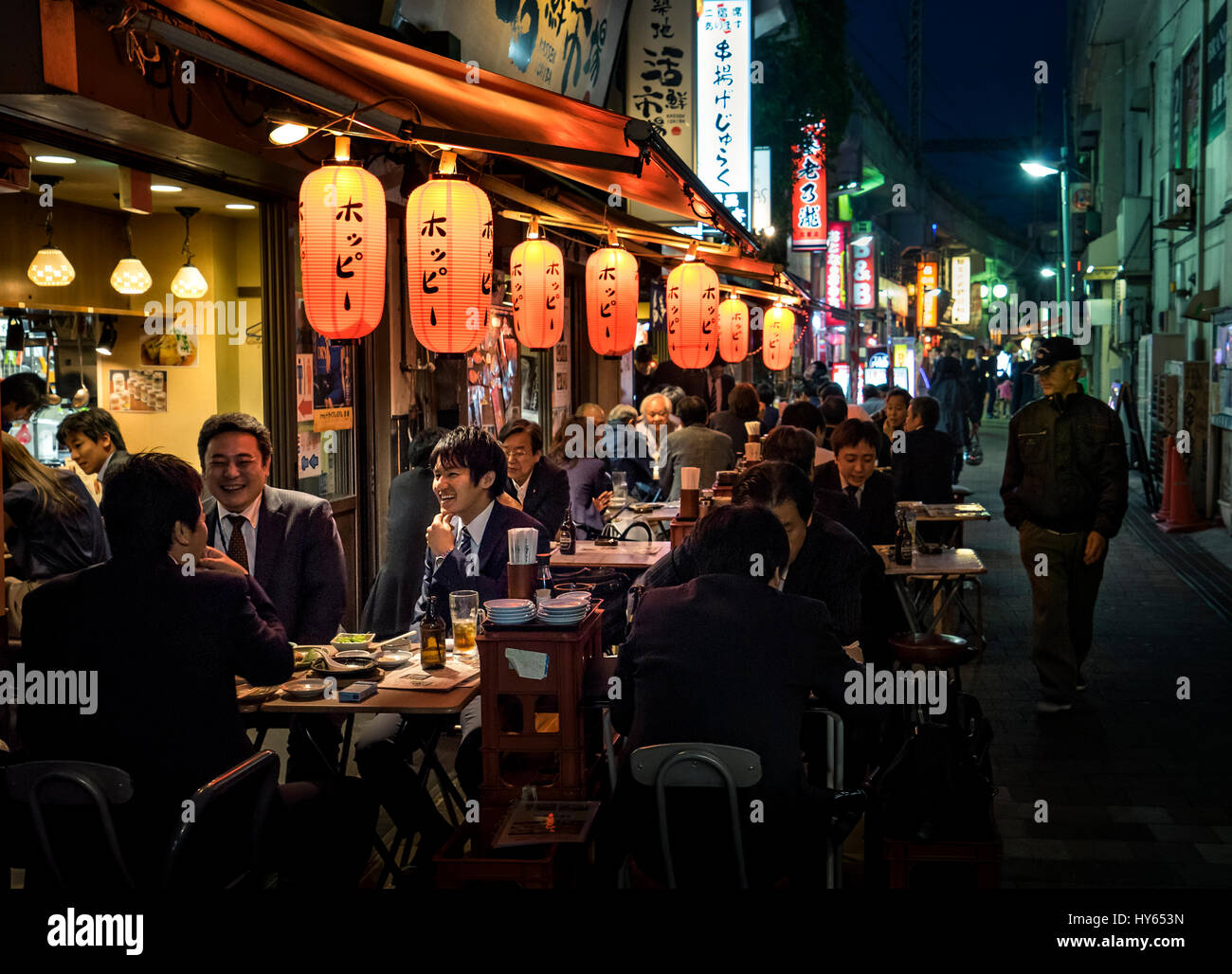 Japan, Tokio, Ueno, Izakaya, Gehaltsempfänger mit Getränk nach Daywork. Stockfoto