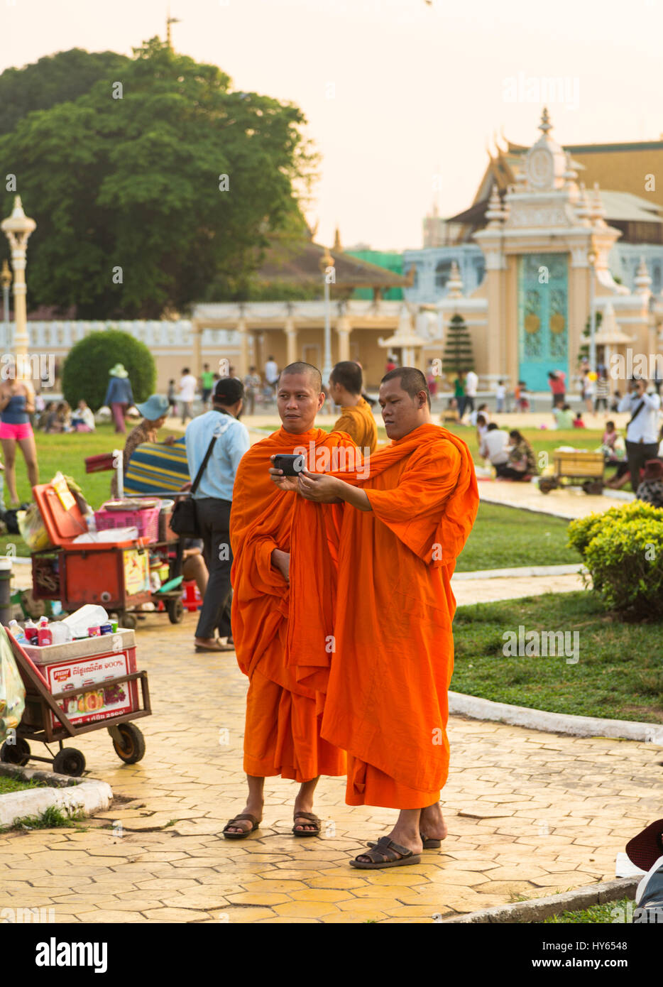 Phnom Penh, Kambodscha - 24. Januar 2016: Buddhistische Mönche nehmen ein Selbstporträt mit einem Smartphone vor dem Königspalast in Phnom Penh, Kambodscha Hauptstadt c Stockfoto