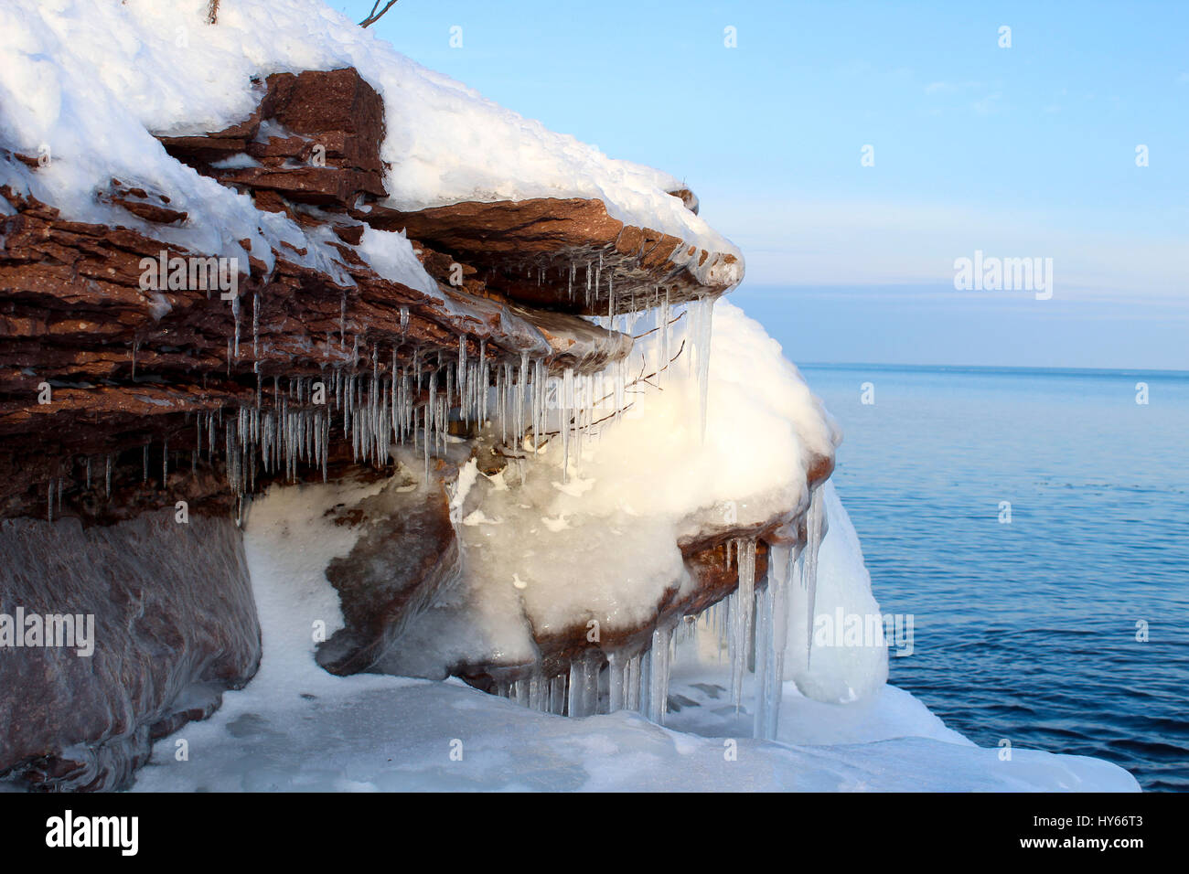 Eiszapfen hängen über Lake Superior Stockfoto