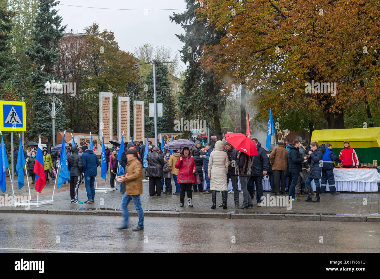 Volgograd, Russland - November 04.2016. Menschen in der Nähe von the Heroes Platz bei der Feier zum Tag der Nationaleinheit Stockfoto