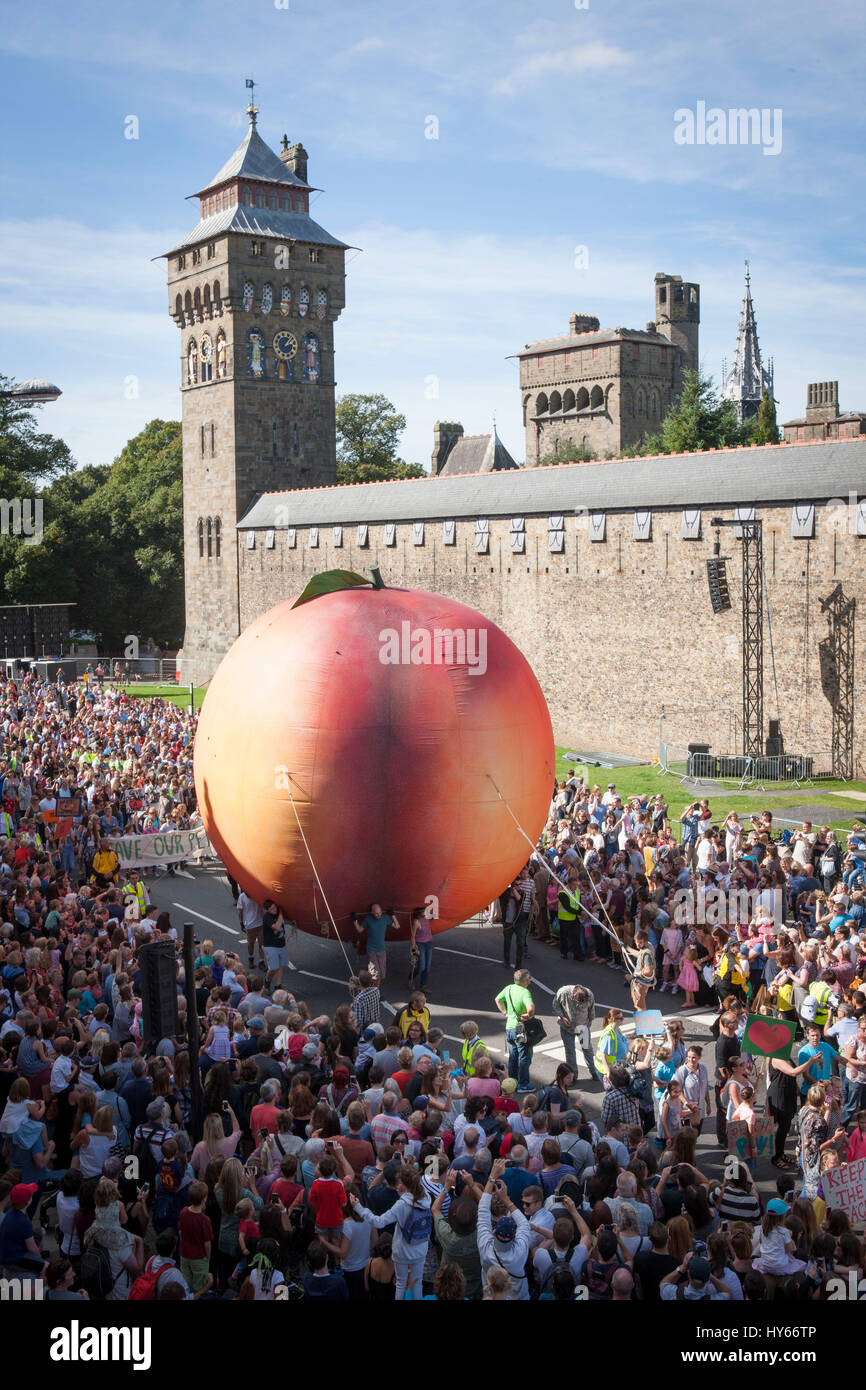 Ein Giant Peach kommt in Cardiff Castle heute Nachmittag wie Cardiff das hundertjährige von Roald Dahl feiert. Kiran Ridley/Ethos Stockfoto