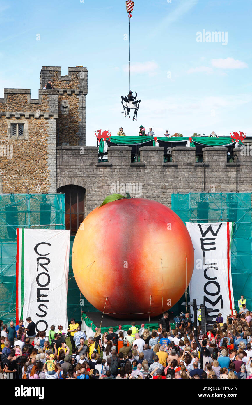 Die Spinne ergibt sich aus der Giant Peach außerhalb Cardiff Castle heute Nachmittag wie Cardiff das hundertjährige von Roald Dahl feiert. Kiran Ridley/Ethos Stockfoto