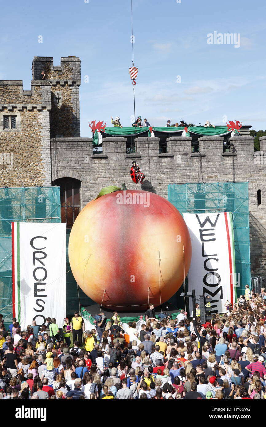 Der Marienkäfer ergibt sich aus der Giant Peach außerhalb Cardiff Castle heute Nachmittag wie Cardiff das hundertjährige von Roald Dahl feiert. Kiran Ridley/Ethos Stockfoto