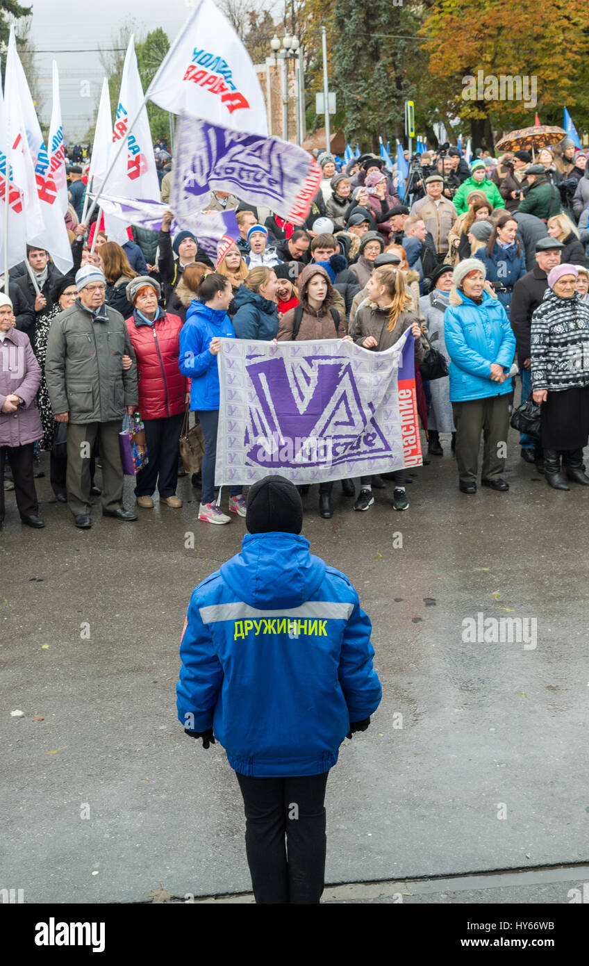 Volgograd, Russland - November 04.2016. Menschen in der Nähe von the Heroes Platz bei der Feier zum Tag der Nationaleinheit Stockfoto