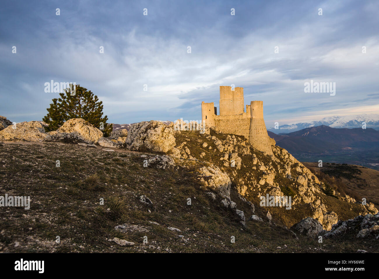 Landschaft der Burg Rocca Calascio in den Abruzzen in Italien Stockfoto