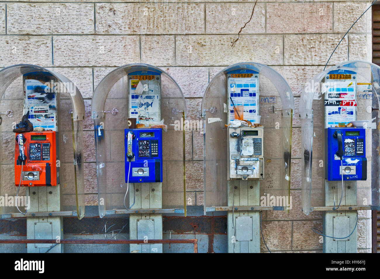 JERUSALEM, ISRAEL - 29. Dezember 2016: Telefone an der Wand im orthodoxen Viertel Mea Shearim, gegründet 1874 von Vertretern der rel Stockfoto