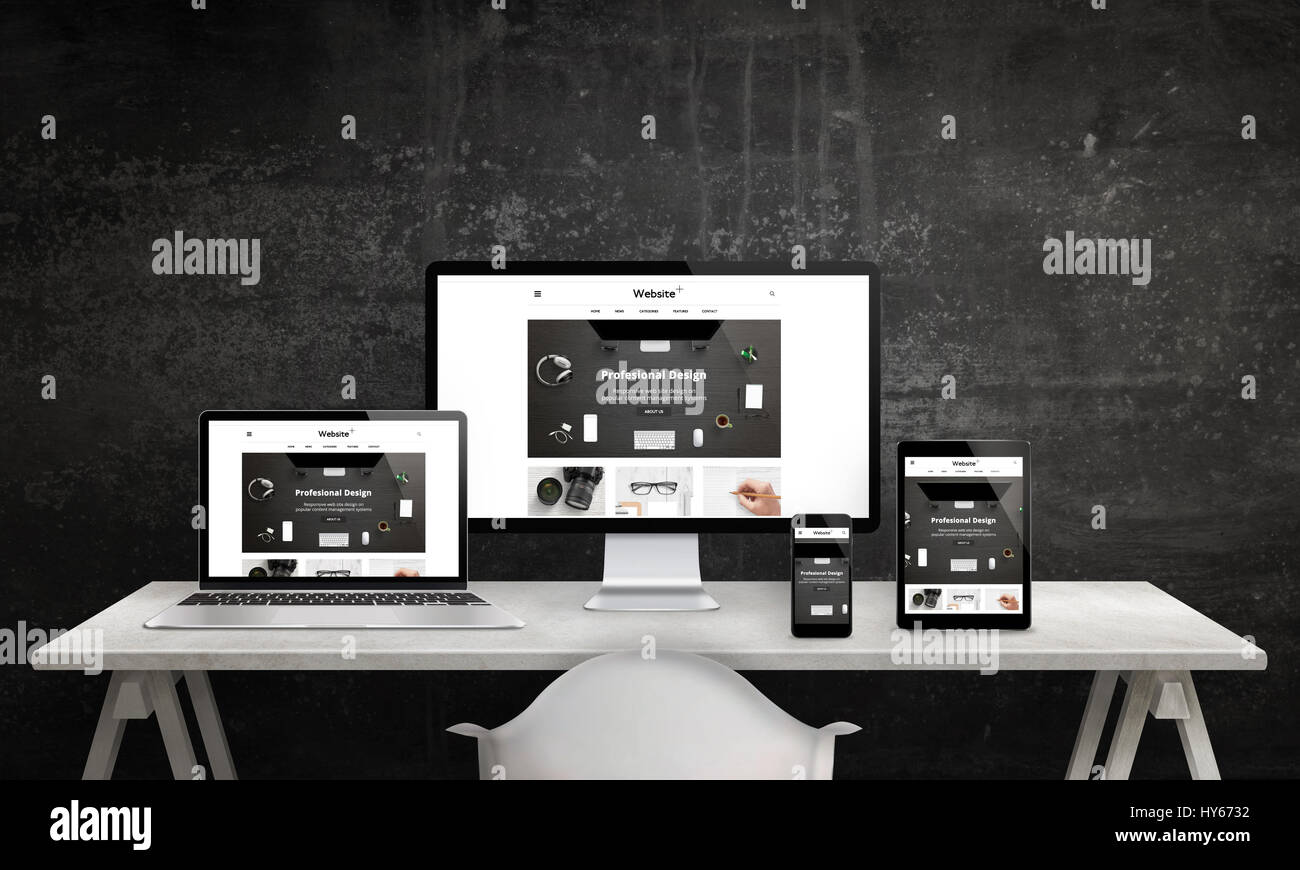 Ansprechende Web-Site Promotion auf Computer-Display, Notebook, Tablet und Smartphone. Moderne, saubere Webdesign. Weißer Schreibtisch mit Geräten, schwarz wal Stockfoto