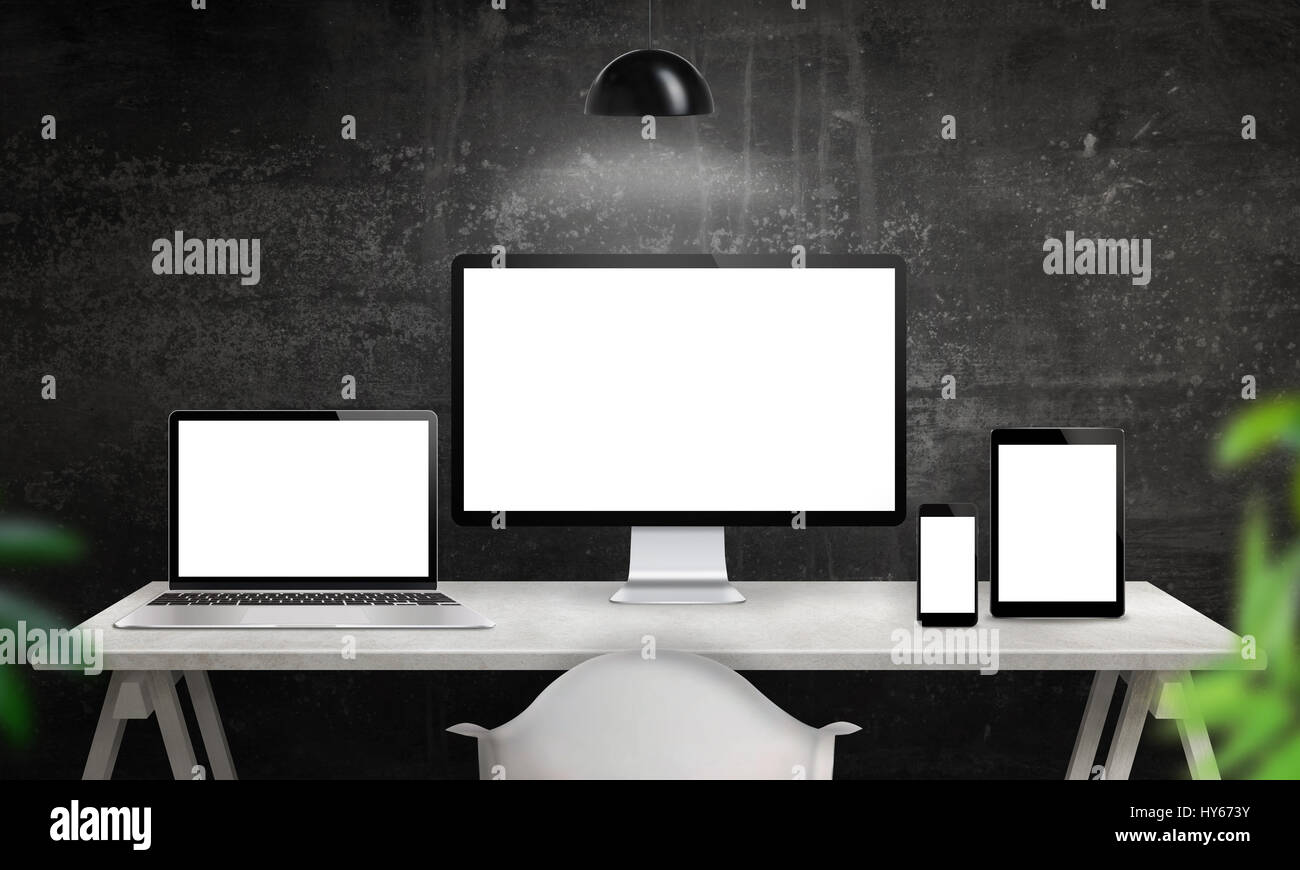 Verschiedene Geräte auf Schreibtisch mit isolierten Bildschirm für ansprechende Website Designförderung. Computer-Display, Laptop, Tablet und Smartphone-Modell. Stockfoto
