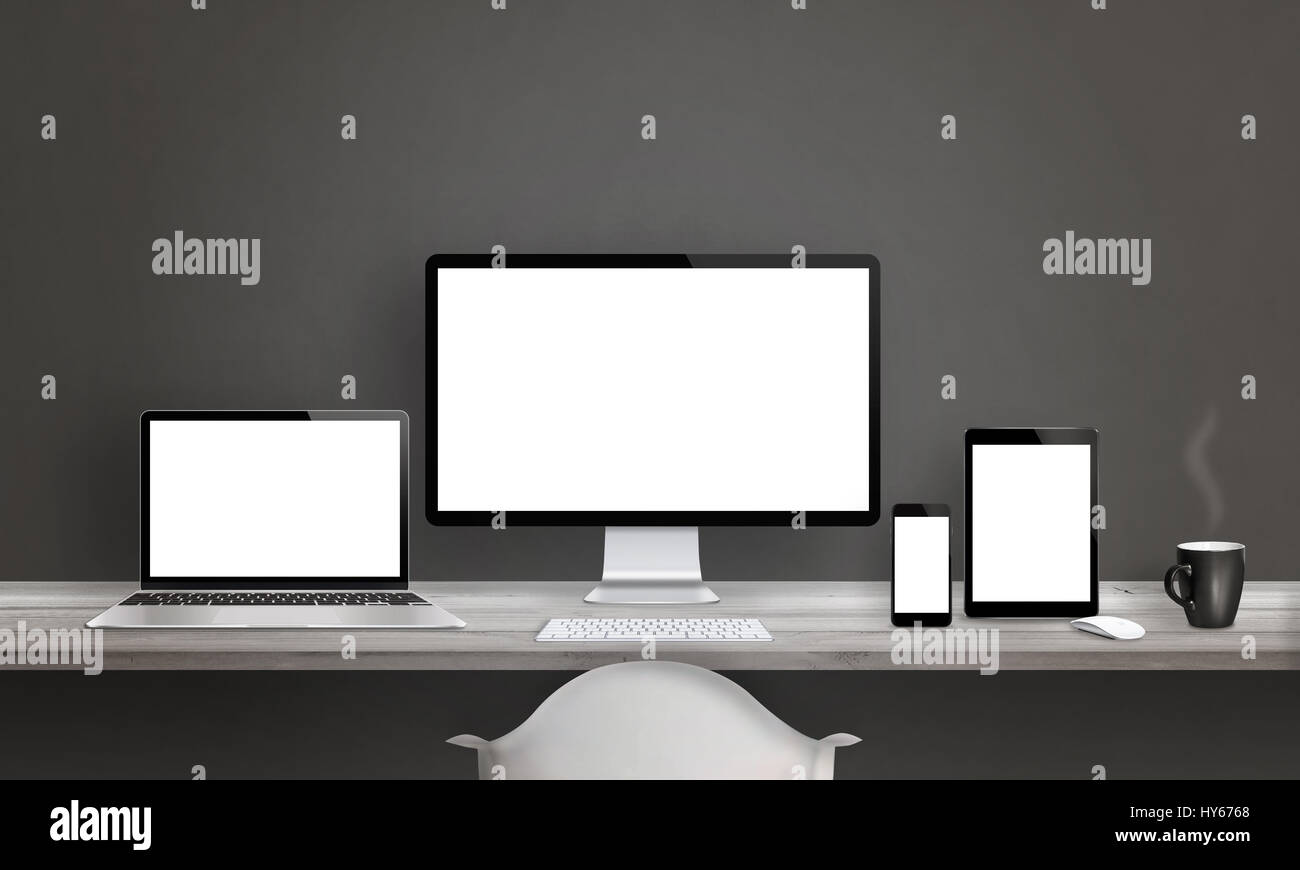 Web-Design-Studio mit verschiedenen Geräten. Moderne Geräte mit isoliert, leere, weiße Bildschirme für ansprechende Website Präsentation. Stockfoto