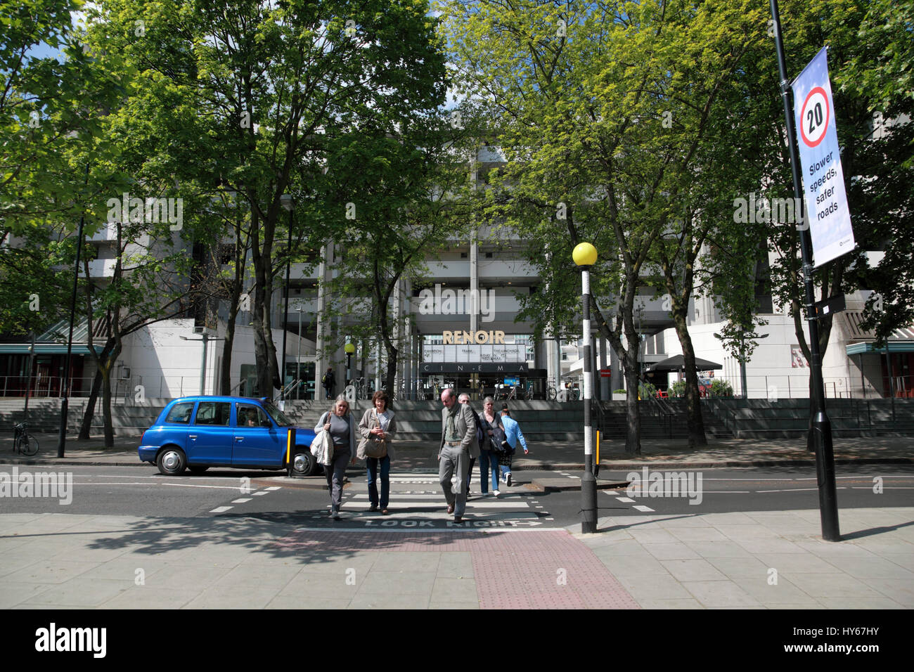 Der Fußgängerüberweg vor dem Curzon Kino "Renoir" im Zentrum von "The Brunswick", Bloomsbury, London Stockfoto