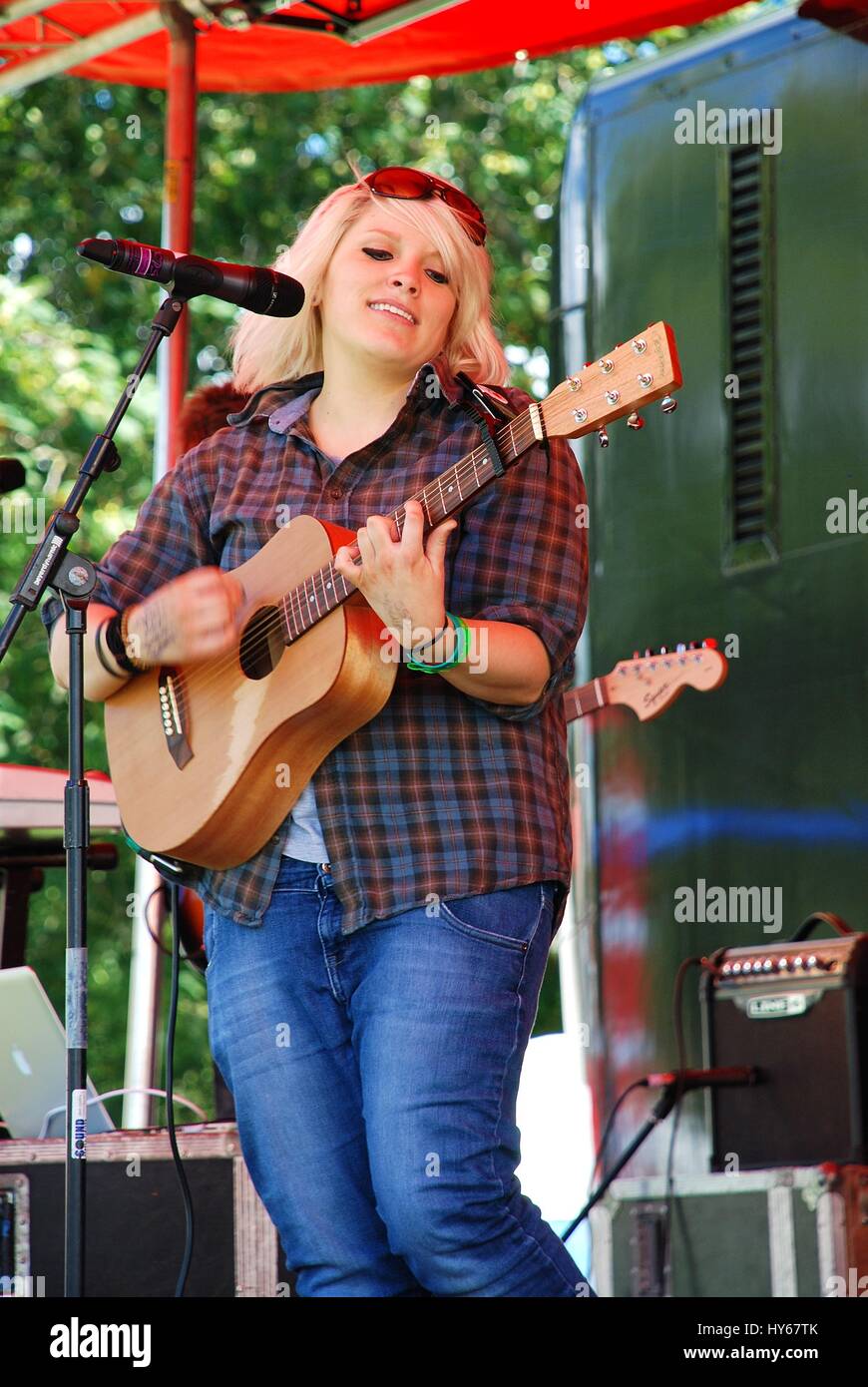 Alie Cotter, Lead-Sänger der britischen Rockgruppe Blaise Paisel, führt das Tentertainment Musik-Festival in Tenterden in Kent, England. Stockfoto