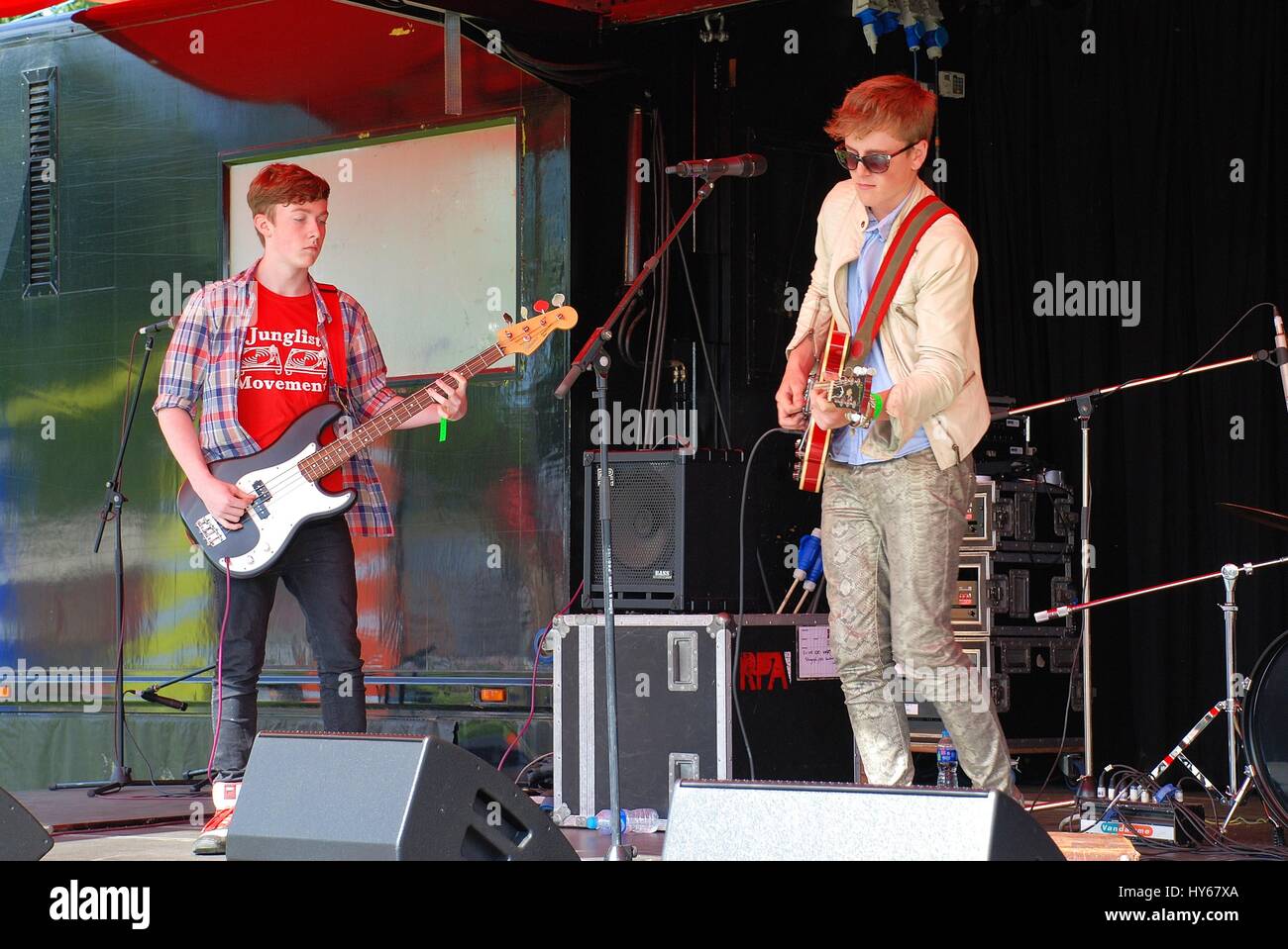 Dom-Purdie (links) und Olly Bond der britischen Rock-Band The Electric Church führen beim Tentertainment Music Festival in Tenterden in Kent, England. Stockfoto