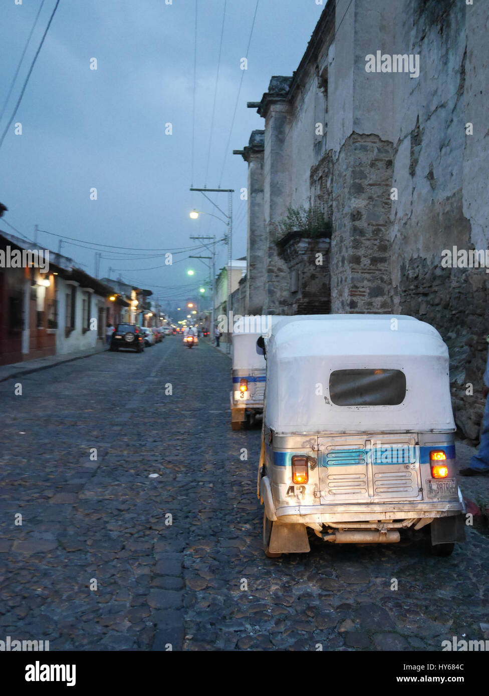 Straße Stadtleben voller Menschen in Guatemala Antigua Abend Stockfoto