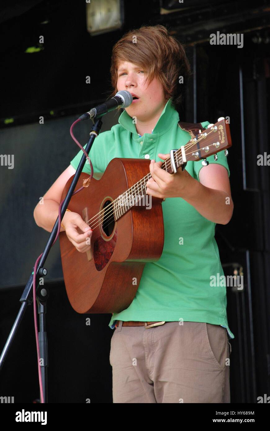 Luke Jackson, britischer Folk- und Rootsmusik Sänger/Songschreiber, führt das Tentertainment Musik-Festival in Tenterden in Kent, England am 3. Juli 2010. Stockfoto