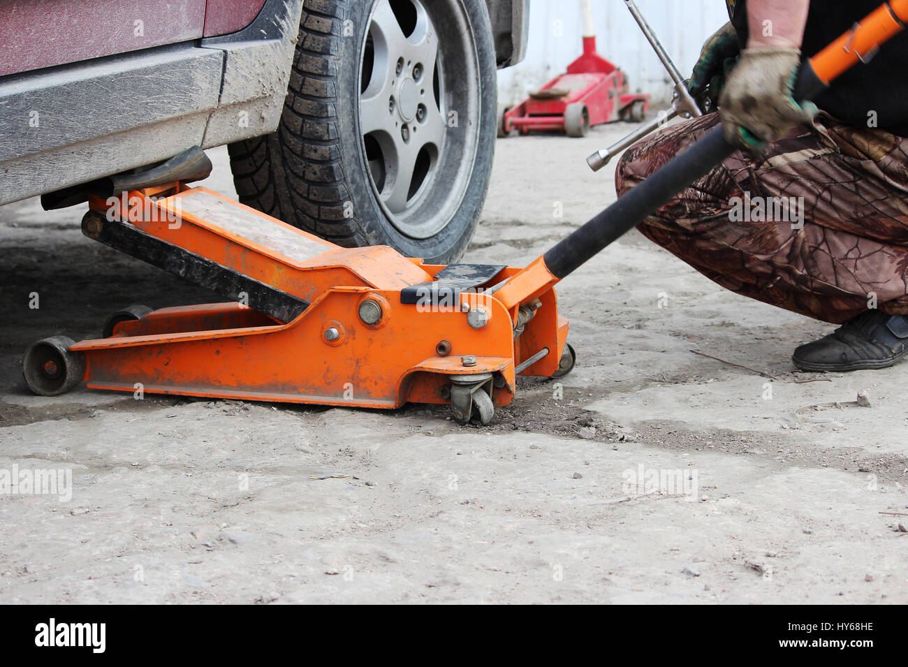 Installation von PKW-Auto-Rad und Ersatz auf Frühjahr Reifen im bewölkten Tag im freien Stockfoto