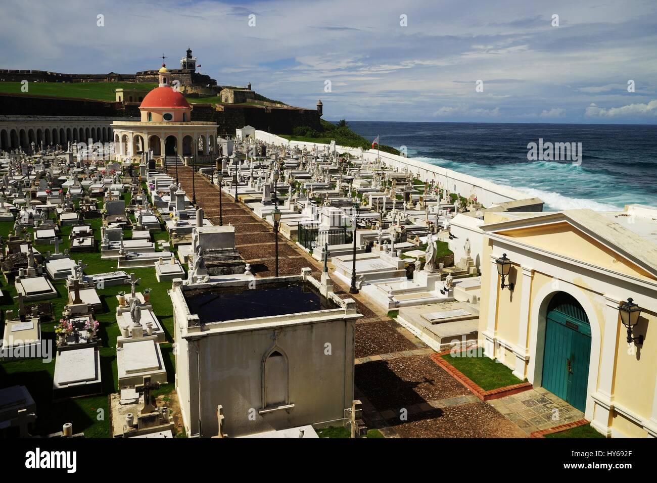 Cementerio Santa Maria Magdalena de Pazzi mit Capilla del Cementerio Santa Maria und San Felipe del Morro Festung im Hintergrund, Puerto Rico Stockfoto