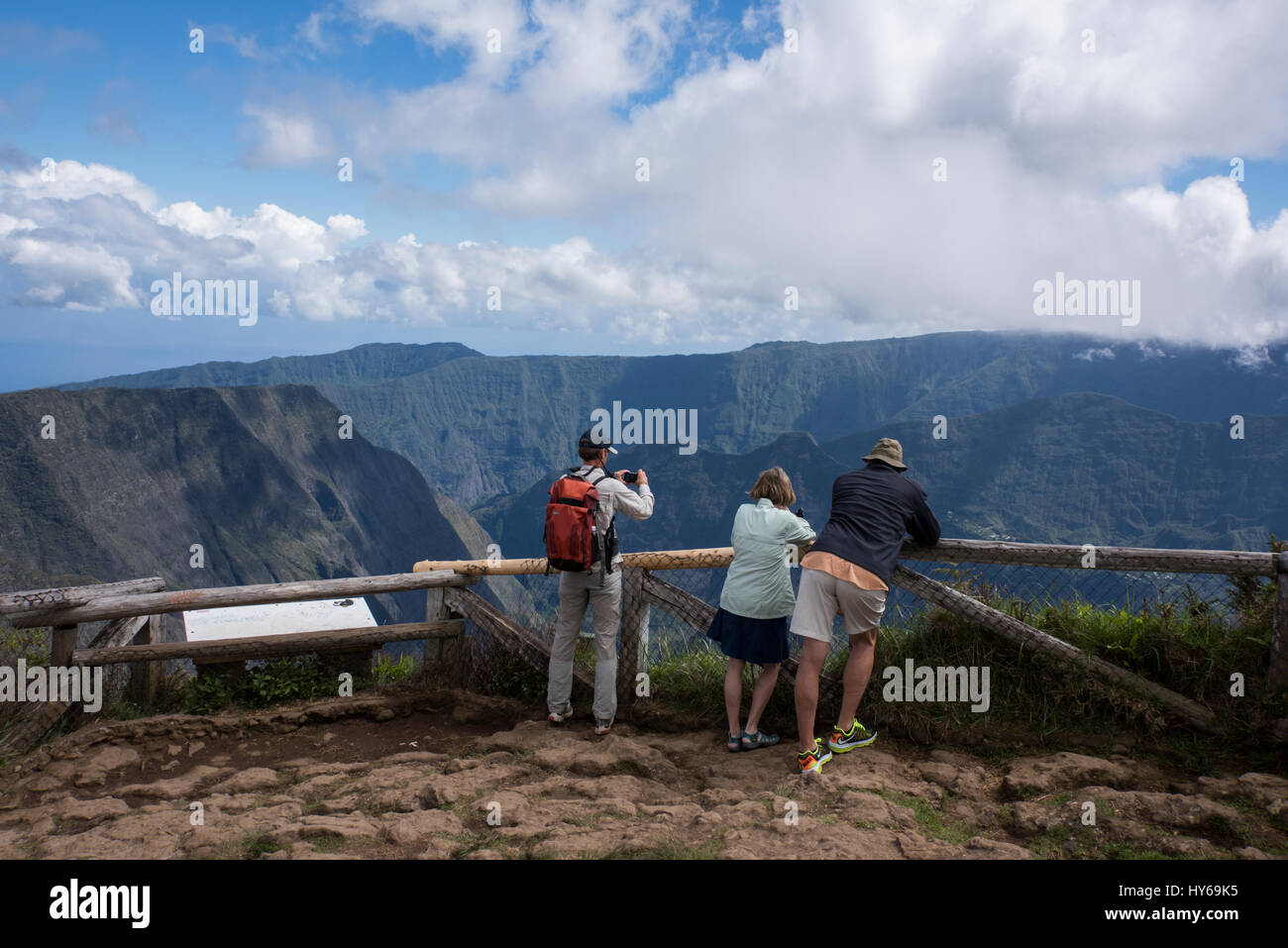 Französisches Überseegebiet, Insel La Réunion. Malerischen Aussichtspunkt in den Cirque Mafate Vulkankrater, 2090 Meter hoch. Touristen auf der Felge-Aussichtspunkt Stockfoto