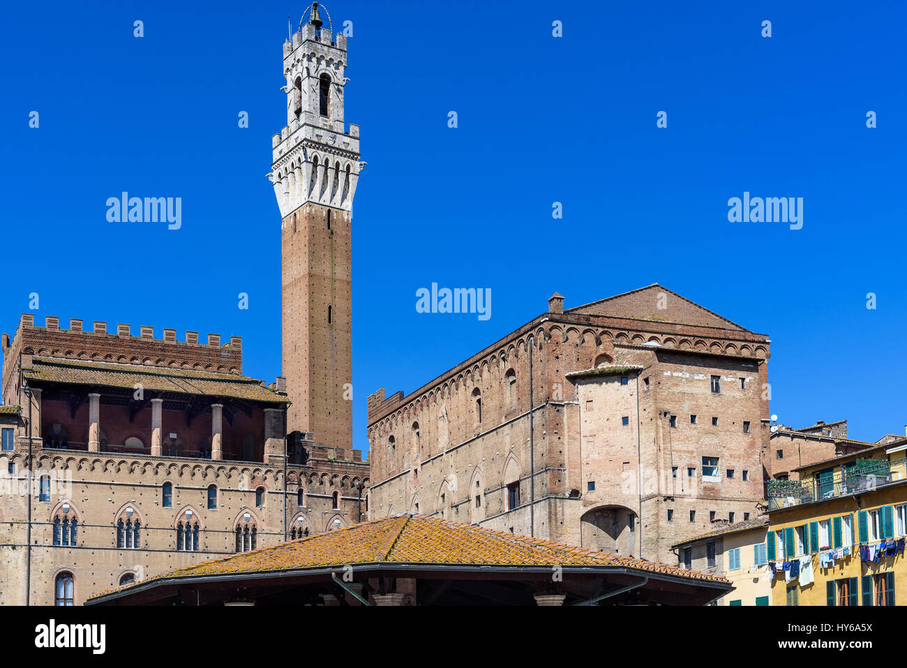 Blick auf Torre del Mangia und Palazzo Publico auf dem Marktplatz. Das historische Zentrum von Siena wurde von der UNESCO zum Weltkulturerbe erklärt Stockfoto
