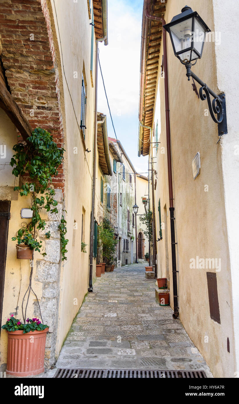 Straße und Architektur im alten Dorf Capalbio, Provinz Grosseto, Toskana, Italien Stockfoto