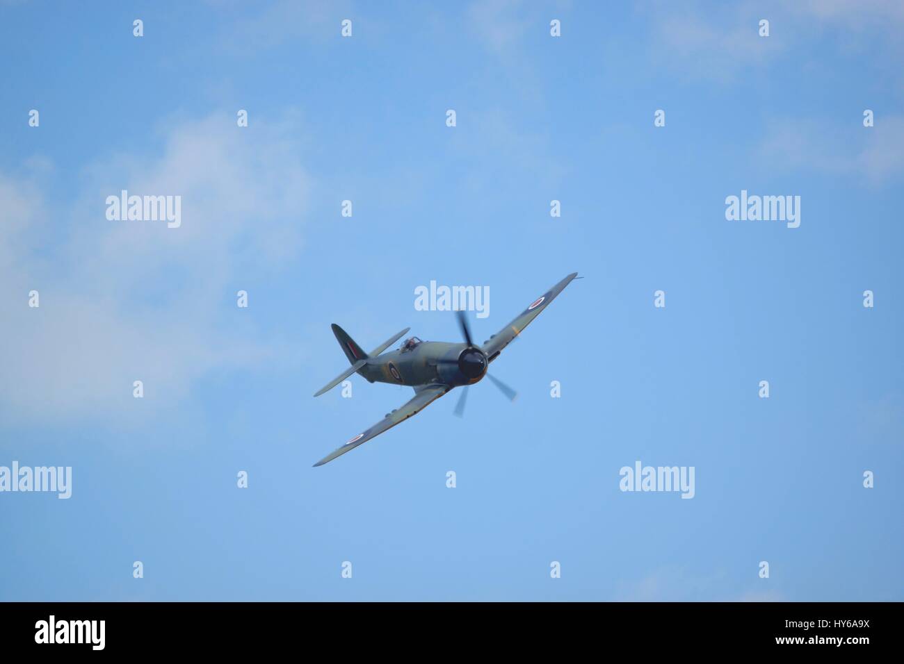 1953 Hawker Fury MK, Serial Nr. 37539, G-CBEL, tragen die 1945 Farbgebung des Prototyps Sea Fury SR661 fliegen IWM Duxford. Stockfoto