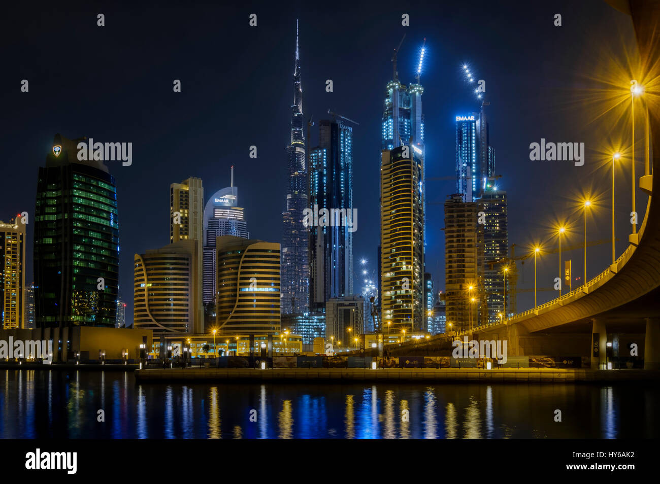 Vereinigte Arabische Emirate, DUBAI - ca. Januar 2017: Blick auf den Burj Khalifa und die LED-Licht-Show vom Business Bay in Dubai gesehen. Das Hochhaus ich Stockfoto