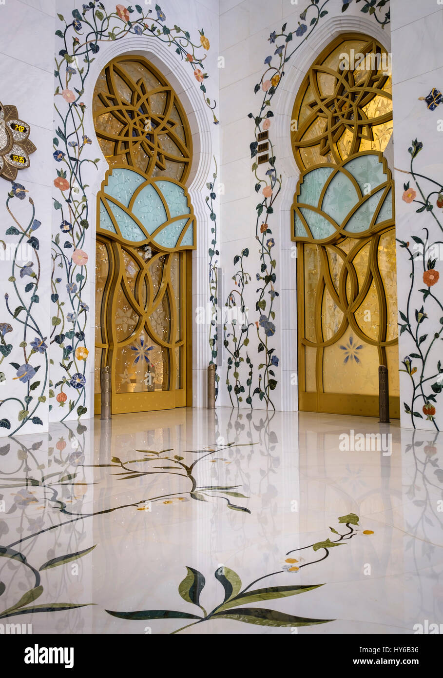 Vereinigte Arabische Emirate, ABU DHABI - ca. Januar 2017: Innenarchitektur von der Sheikh-Zayed-Moschee Stockfoto