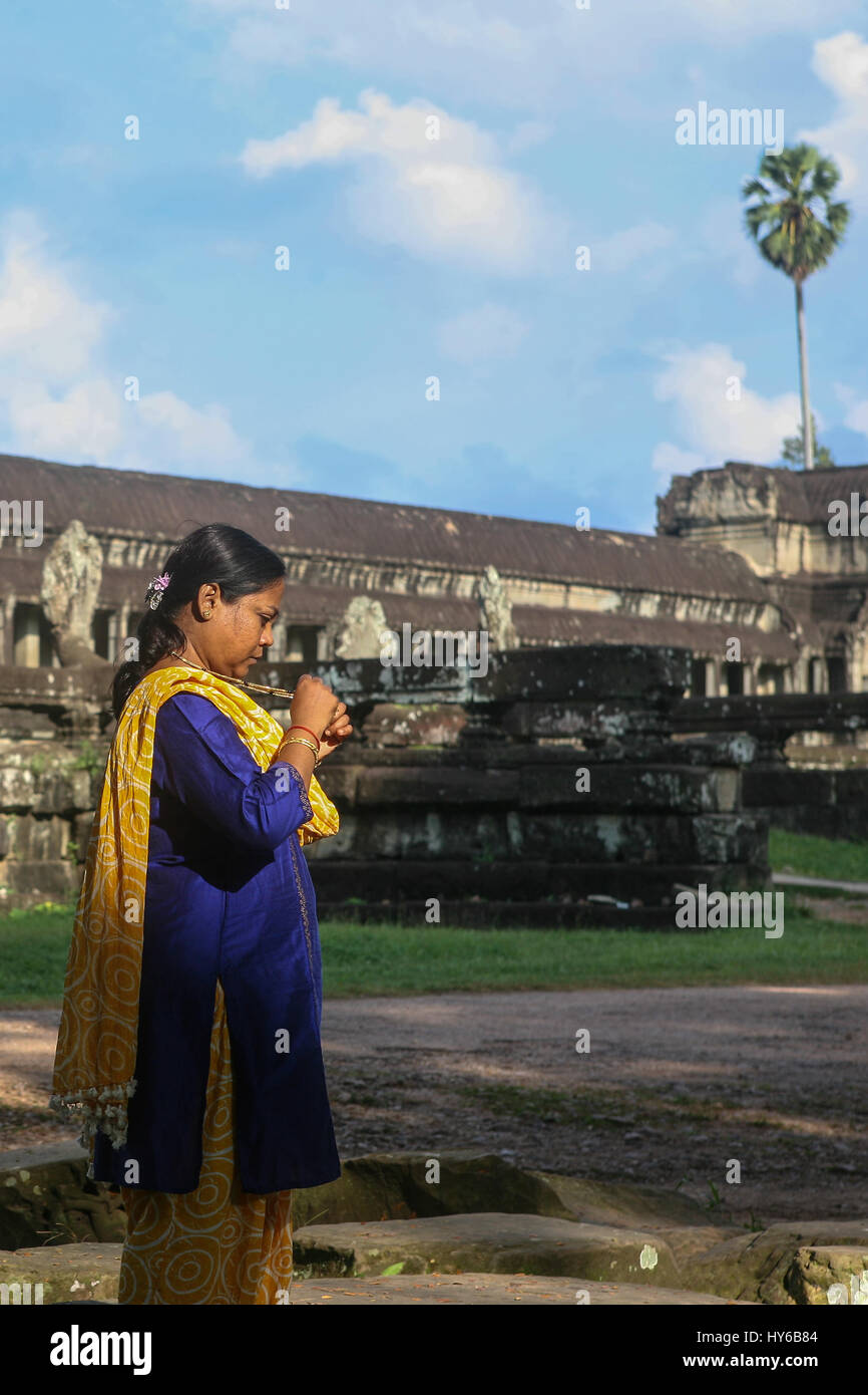 Frau in traditioneller Kleidung vor dem östlichen Eingang zum Zentralheiligtum, Angkor Wat, Siem Reap, Kambodscha Stockfoto