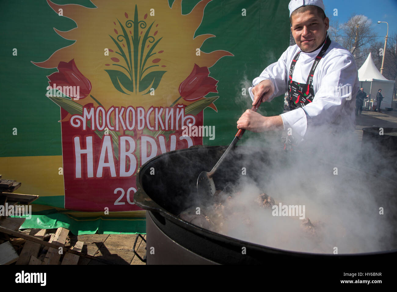 Ein Chef-Herd kocht nationalen; Gericht servieren während Festival "Moskaus Nowruz" bei VDNH, Russland Stockfoto