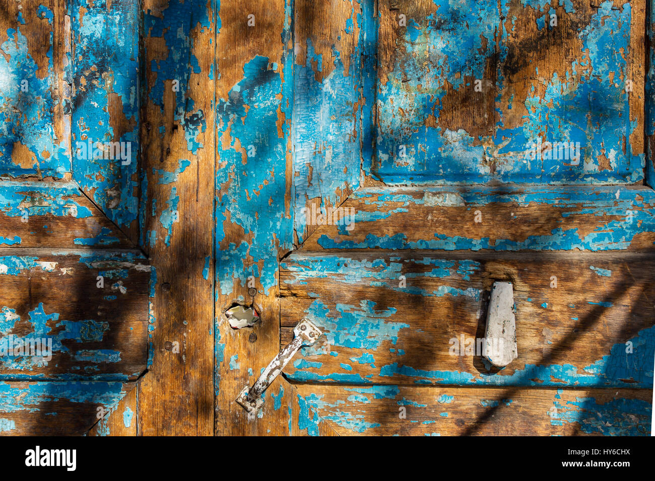 Hintergrund der alten blauen Holztür mit Schatten. Stockfoto