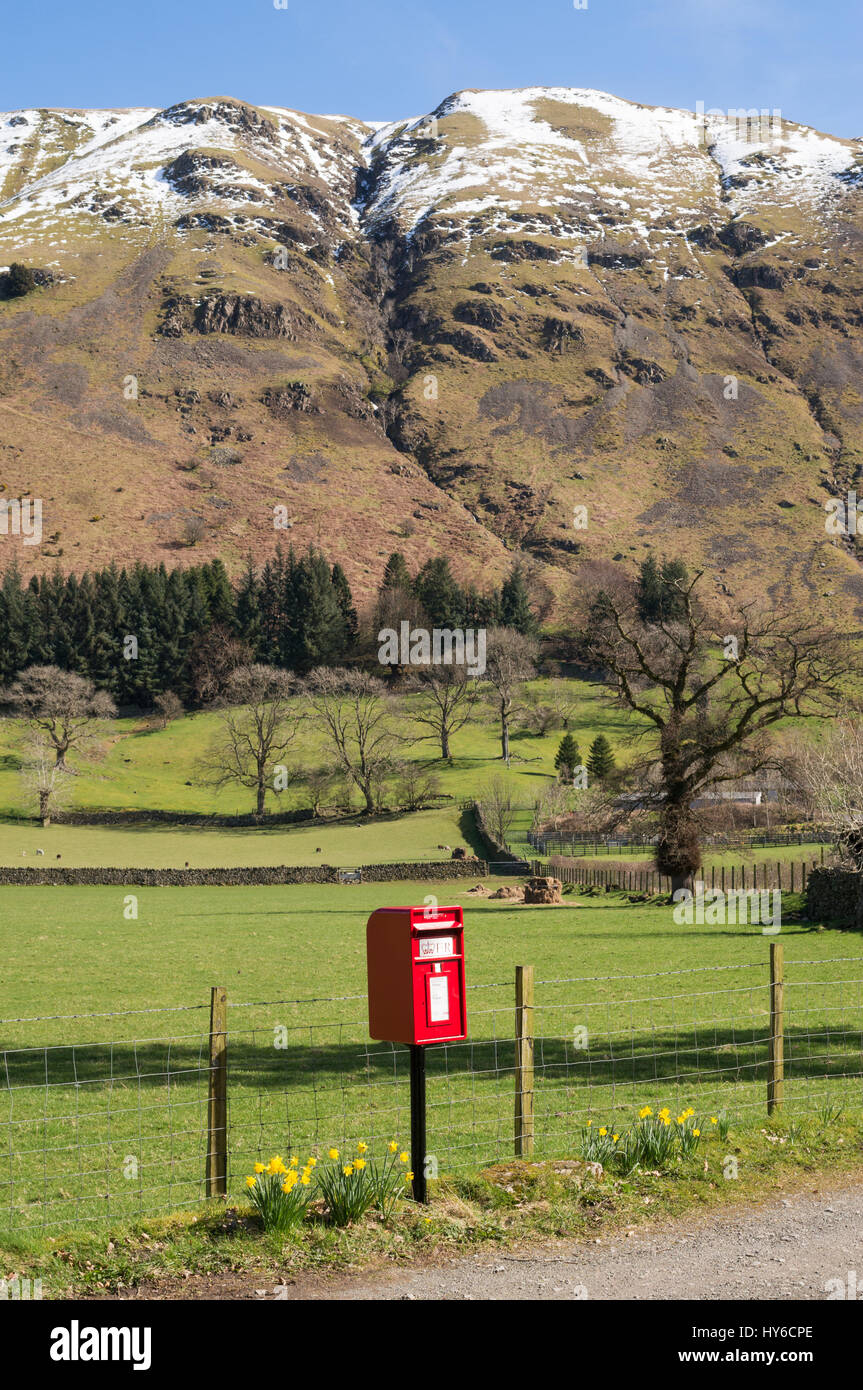 Ein Royal Mail EiiR modernen roten Briefkasten in ländlichen Cumbria, Johanniskirche in Vale, Cumbria, England, UK Stockfoto