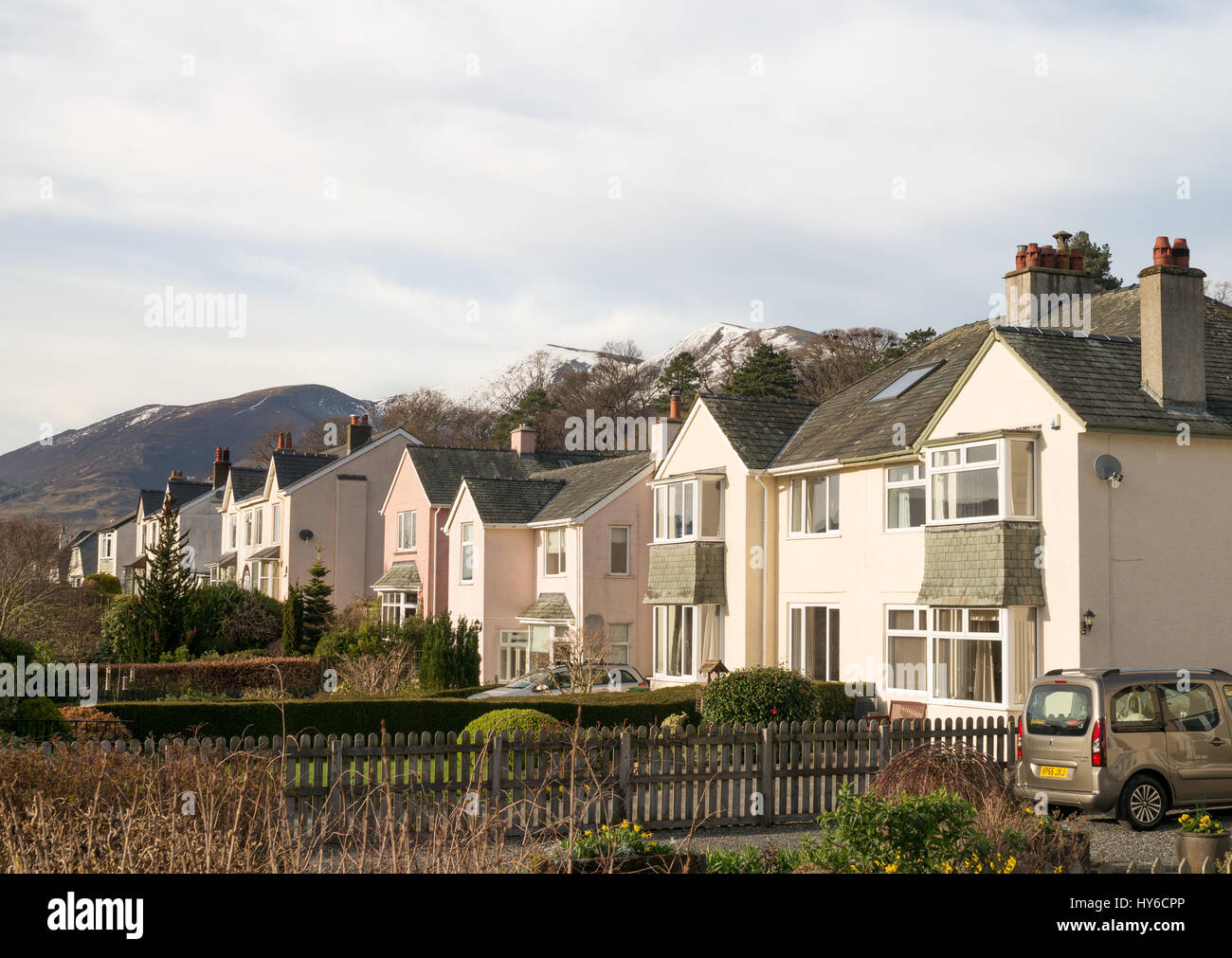 Reihe von Halbzeug und freistehende Häuser in Springs Road am Stadtrand von Keswick, Cumbria, England, UK Stockfoto