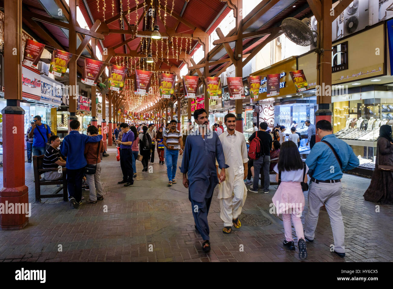 Vereinigte Arabische Emirate, DUBAI - ca. Januar 2017: Menschen zu Fuß und shopping für Schmuck zu den berühmten Gold Souk in Dubai Stockfoto