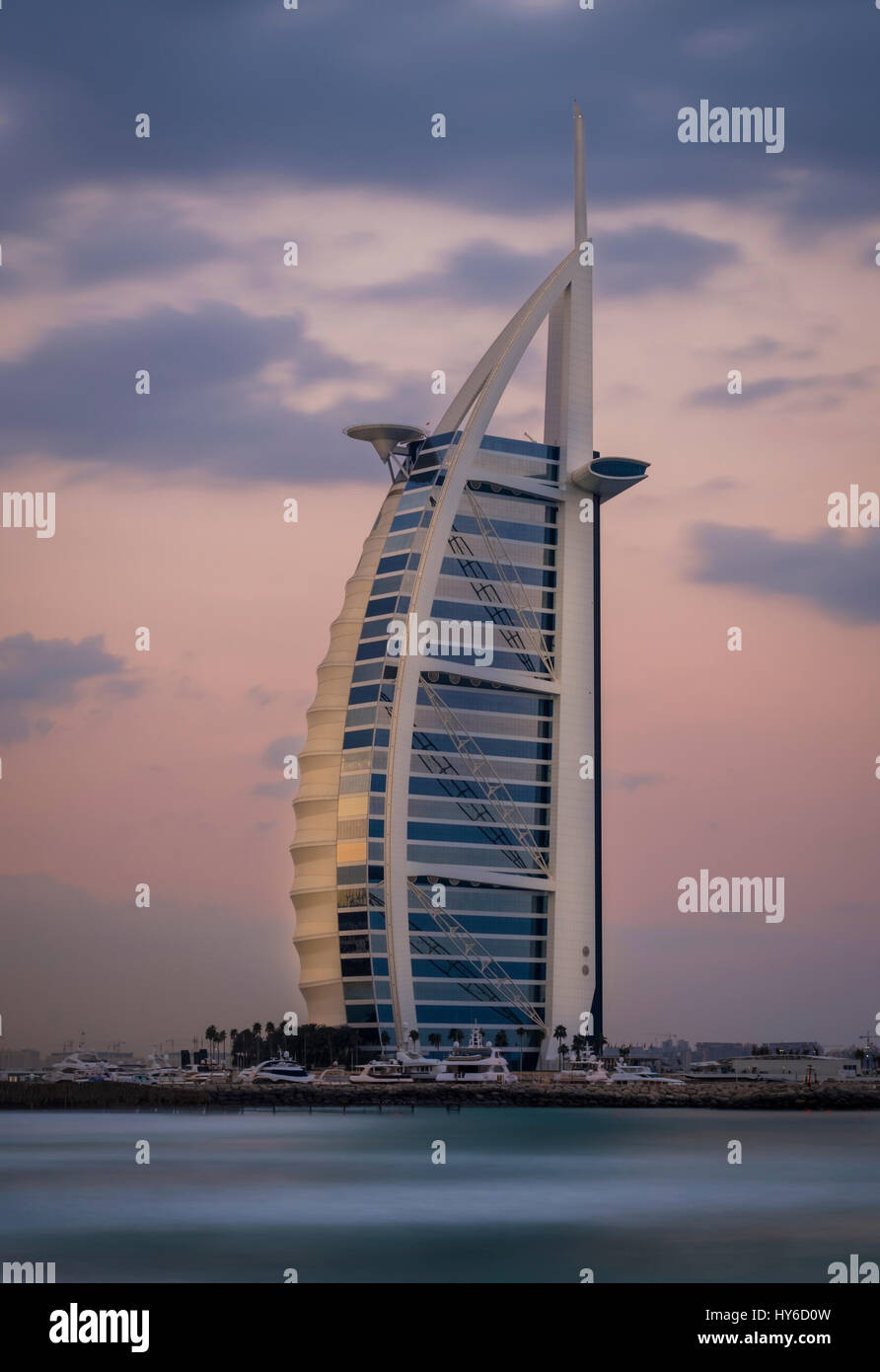 Vereinigte Arabische Emirate, DUBAI - ca. Januar 2017: Burj Al Arab in der Morgendämmerung, die nur 7-Sterne-Hotel in der Welt. Stockfoto