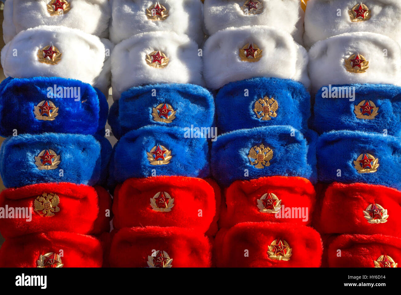 Viele militärische Hüte gefärbt in russische Trikolore mit Emblem der sowjetischen und russischen Armee am Moskauer Straße Stockfoto