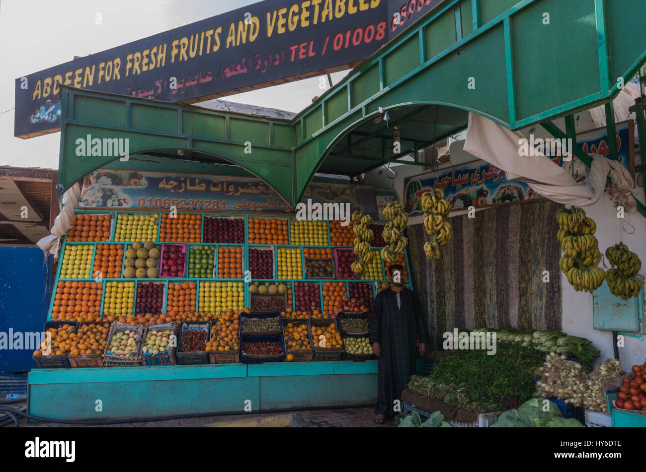Ein Verkäufer und das Gemüse stehen, Marsa Alam, Oberägypten Stockfoto