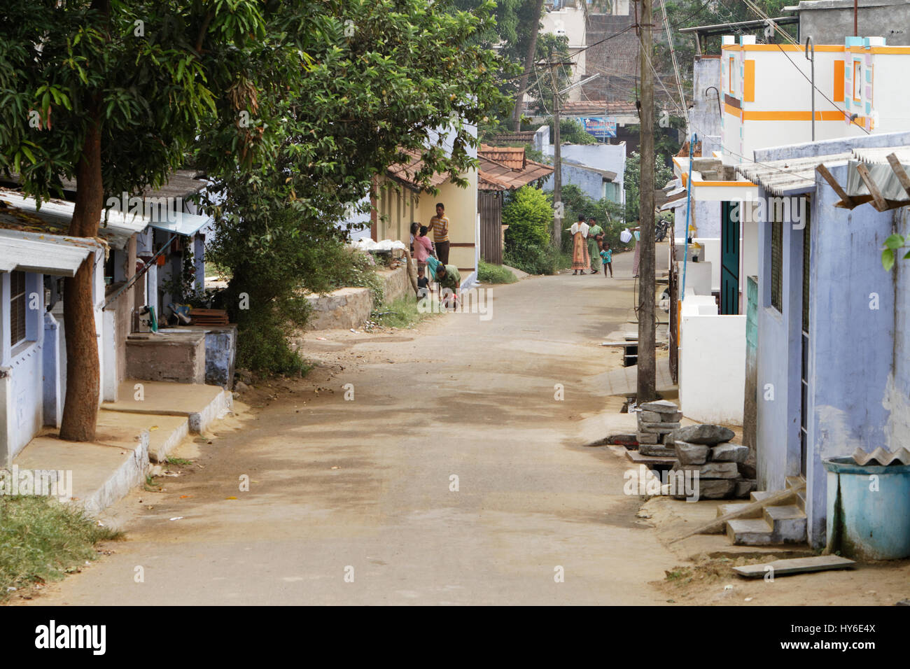 Leben auf einer indischen Straße in einer Stadt Madukkarai in der Nähe von Coimbatore, Tamil Nadu, Indien Stockfoto