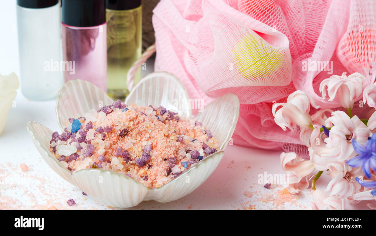 Badesalz mit rosa Schwamm und ätherischen Ölen Stockfoto