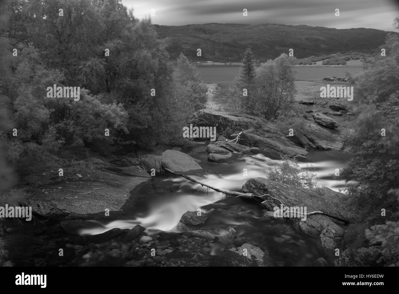 Wasser-Strom fließt bis auf ein Meer in Sjona, in der Nähe von Mo ich Rana, Norwegen Stockfoto