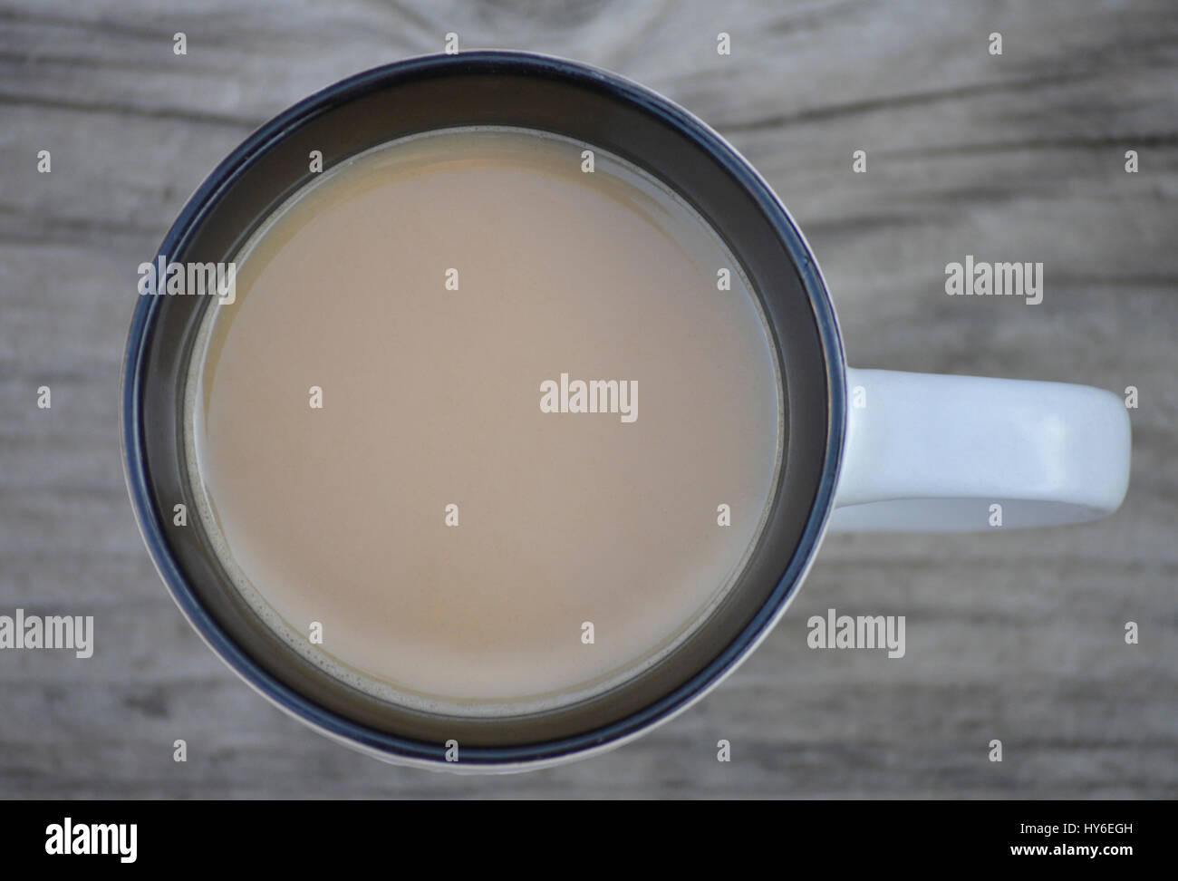 Eine frische Tasse dunkel gerösteter Kaffee trinkfertig - mit Milch und Sahne Stockfoto
