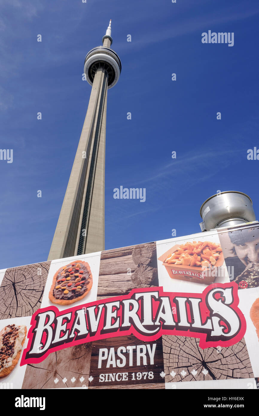 Der CN Tower blickt mit einem BeaverTails Gebäck-Truck, Street Food, zwei kanadischen Ikonen im CN Tower Toronto, Ontario, Kanada, zum Himmel auf. Stockfoto