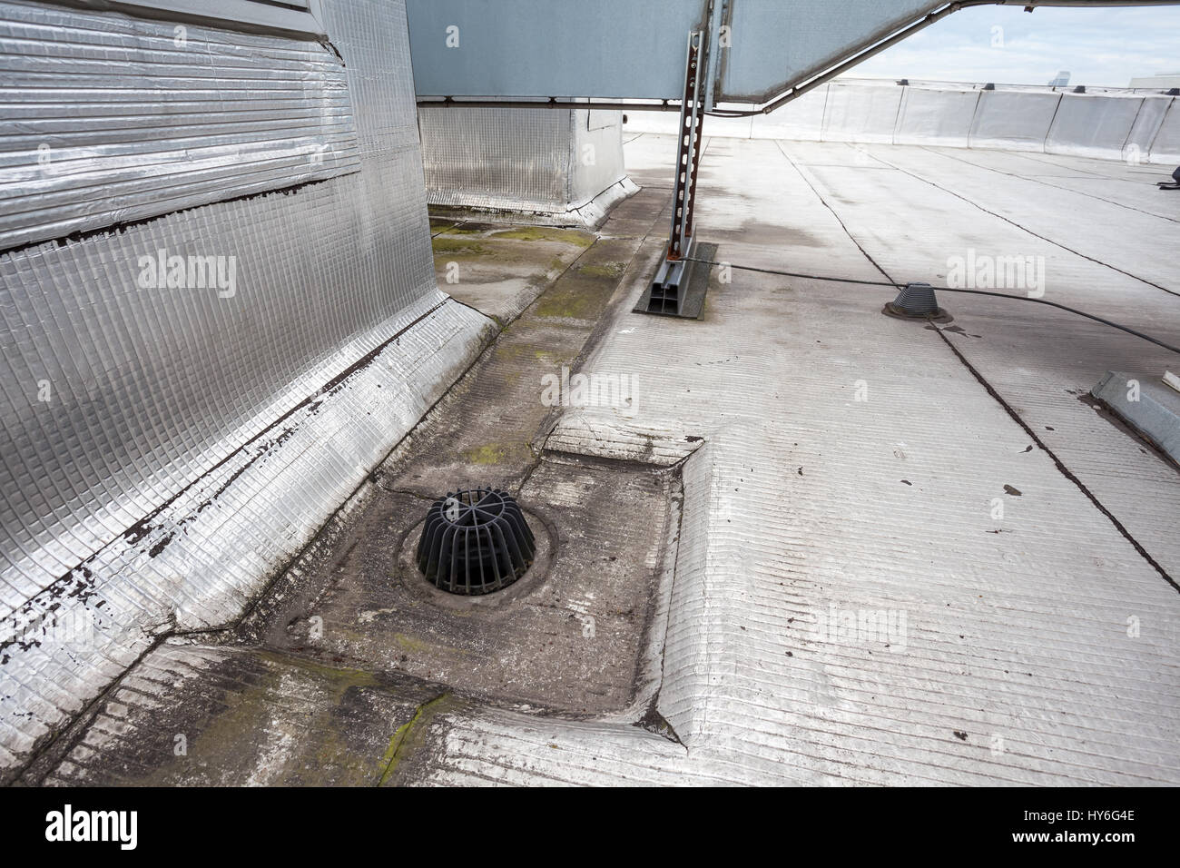 auf ein Flachdach ist Abfluss, um gegen Blätter halten Stockfoto