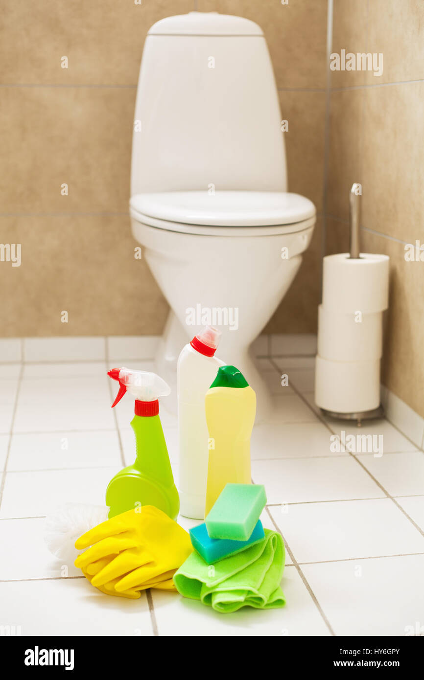 Reinigung Produkte Handschuhe Bürste weiß wc-Schüssel Badezimmer Stockfoto