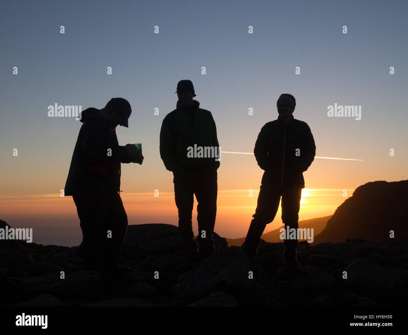 Kletterer vor einem Berg Silhouette Sonnenuntergang Stockfoto