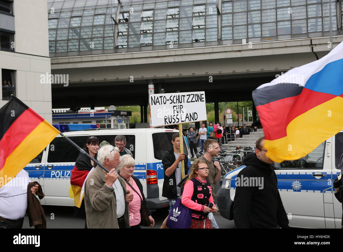 Berlin, Deutschland, 9. Mai 2015: Pegida Protest am Hauptbahnhof. Stockfoto